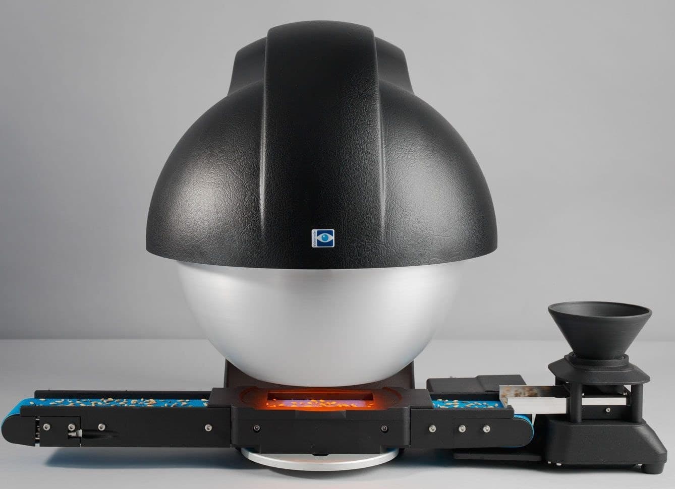 VideometerLab 4 com Autofeeder analisando um lote de grãos